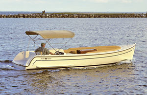 inboard center console boat / classic / with T-top