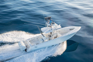 outboard center console boat / stepped hull / sport-fishing / classic