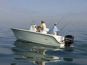 outboard center console boat / sport-fishing