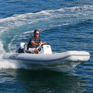 outboard inflatable boat / rigid / side console / 5-person max.