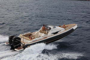 outboard inflatable boat / twin-engine / rigid / center console