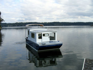 outboard houseboat / canal