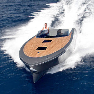 inboard runabout / twin-engine / dual-console / classic