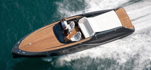 inboard runabout / 7-person max.