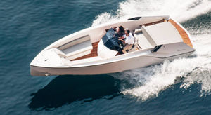 inboard center console boat / stepped hull / 6-person max. / sundeck