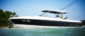 outboard center console boat / triple-engine / with cabin / with T-top