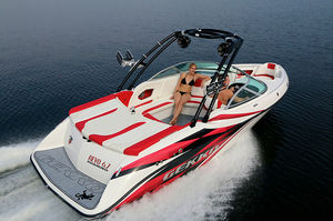 inboard runabout / bow-rider / wakeboard / 13-person max.