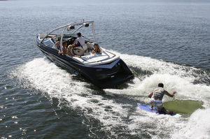 inboard runabout / wakeboard / 14-person max.