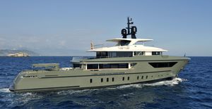 expedition super-yacht / raised pilothouse
