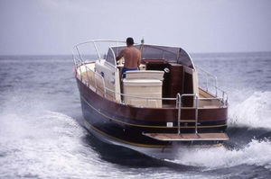 center console monohull boat / classic / with cabin