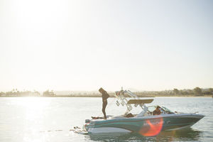 inboard runabout / bow-rider / wakeboard / 16-person max.
