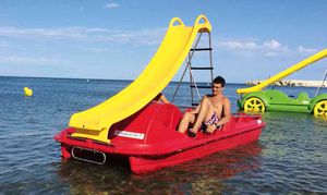 4-place pedal boat / with slide