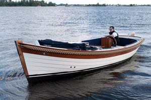 inboard center console boat / classic / teak deck