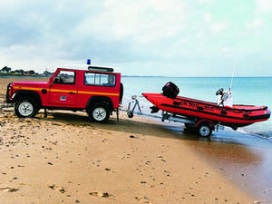 outboard inflatable boat / semi-rigid / center console / 14-person max.