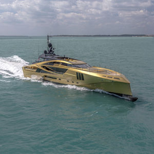 cruising mega-yacht / wheelhouse / flybridge / carbon