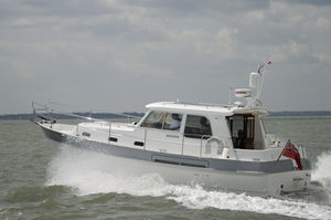 inboard express cruiser / diesel / canal / classic