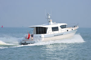 inboard express cruiser / diesel / canal / classic