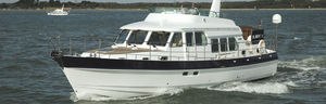 inboard express cruiser / flybridge / canal