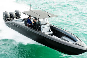 center console monohull boat / outboard / with T-top