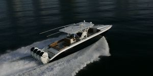 center console monohull boat / outboard / with cabin / with T-top
