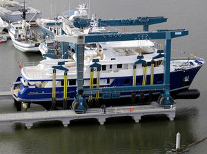 remotely controlled travel lift
