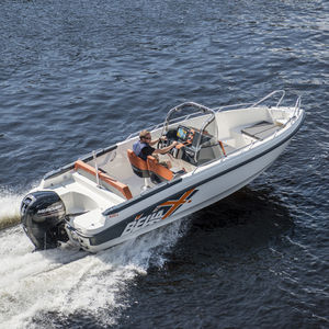 outboard center console boat / 7-person max.