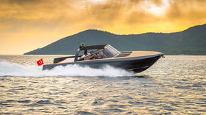center console monohull boat / yacht tender / teak deck / sundeck
