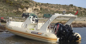 outboard inflatable boat / twin-engine / rigid / center console