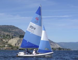 double-handed sailing dinghy / regatta / symmetric spinnaker / CL16
