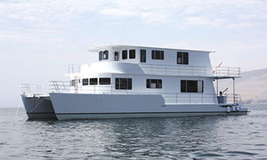 catamaran houseboat / canal