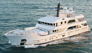 cruising super-yacht / explorer / wheelhouse / steel