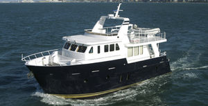high-speed motor-yacht / explorer / wheelhouse / aluminum