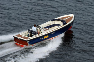 center console monohull boat / classic