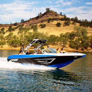 inboard runabout / bow-rider / wakeboard / 14-person max.