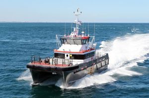 crew boat / catamaran / inboard