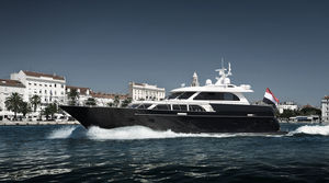 classic motor yacht / wheelhouse / aluminum / semi-displacement hull