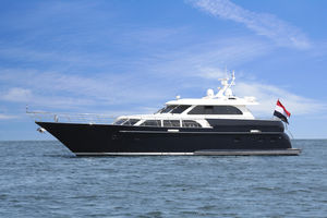classic motor-yacht / wheelhouse / aluminum / semi-displacement hull