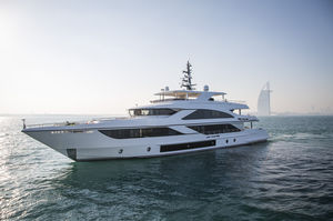cruising super-yacht / flybridge / wheelhouse / shaft drive