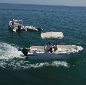 outboard center console boat / sport-fishing / 8-person max.
