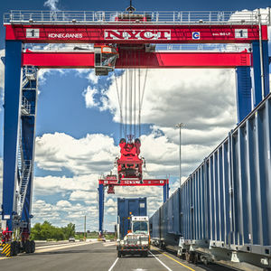 rubber-tired container stacking crane / automatic