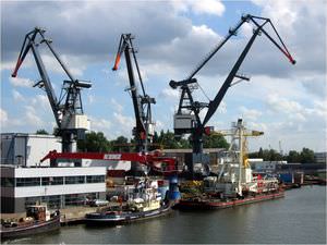 port crane / level luffing