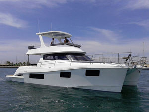 catamaran express cruiser / inboard / flybridge
