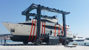 four-wheel drive travel lift / high lift capacity / remotely controlled / all-wheel steering