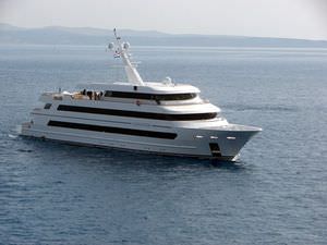 hard-top motor-yacht / aluminum / displacement / 6-cabin