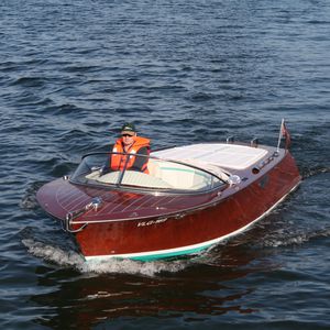 inboard runabout / classic / 8-person max.