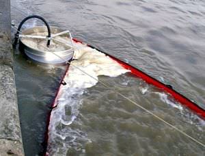 weir oil skimmer / river