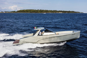 inboard walkaround / twin-engine / 12-person max. / with cabin