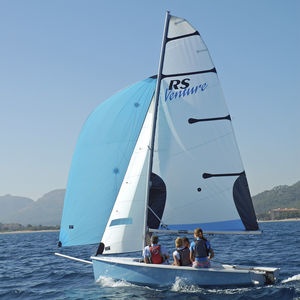 double-handed sailing dinghy / instructional / asymmetric spinnaker