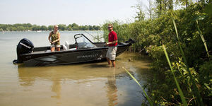 outboard bay boat / dual-console / sport-fishing / 5-person max.