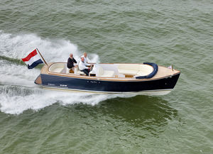 center console monohull boat / classic